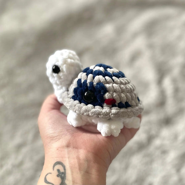 096 - 09 Mini Turtles - Willing Hands Crochet - Painted Door on Main