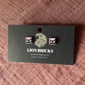 160 - 01 Basic Studs - Lion Bricks - Painted Door on Main