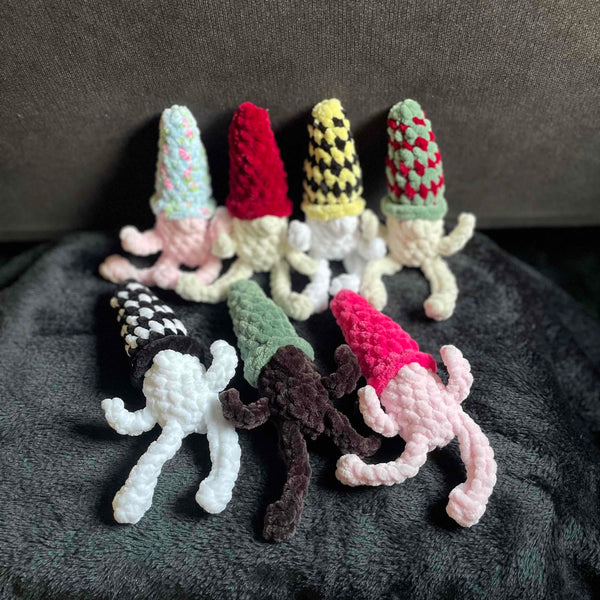 096-43 Plushy Gnomes - Willing Hands Crochet