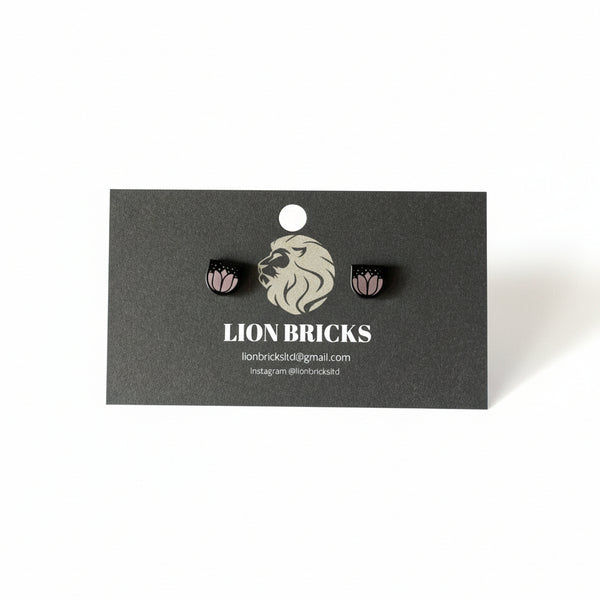 Basic Studs - Lion Bricks - Painted Door on Main