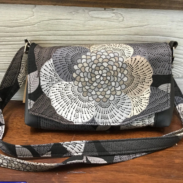 042 - 11 Pipi Purse Wallet - Sheila's Satchels - Painted Door on Main