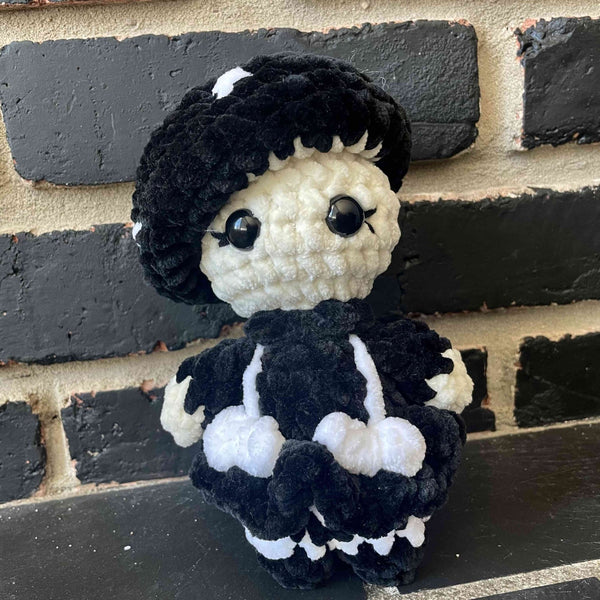 096 - 45 Garden Characters - Willing Hands Crochet - Painted Door on Main